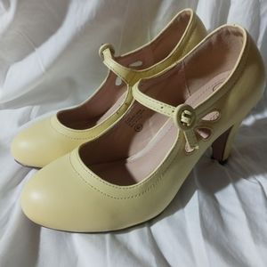NEW Retro Mary Jane Pumps with Teardrop Cutout

￼